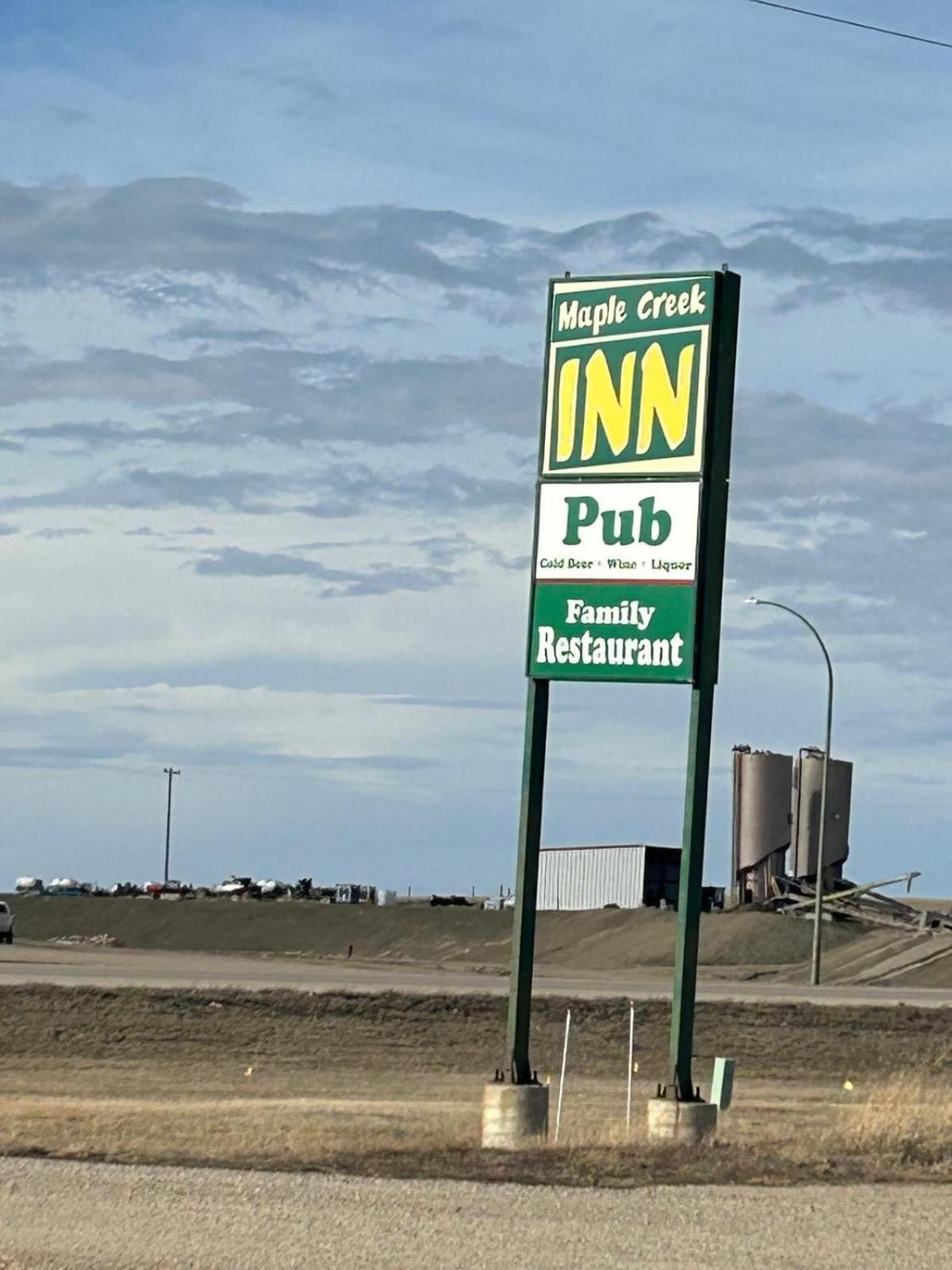 Maple Creek Motor Inn Exteriör bild