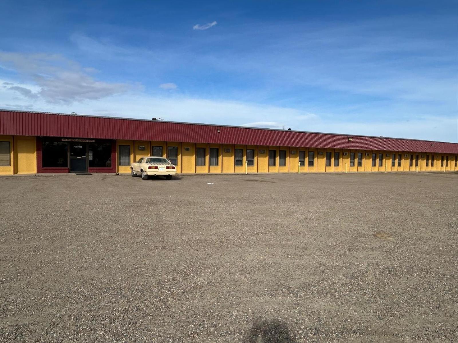 Maple Creek Motor Inn Exteriör bild