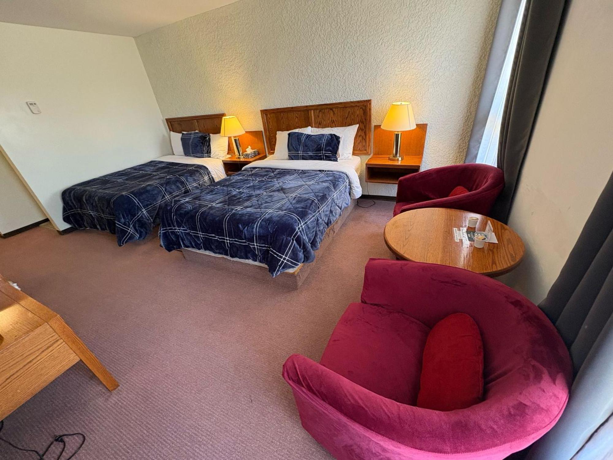Maple Creek Motor Inn Exteriör bild