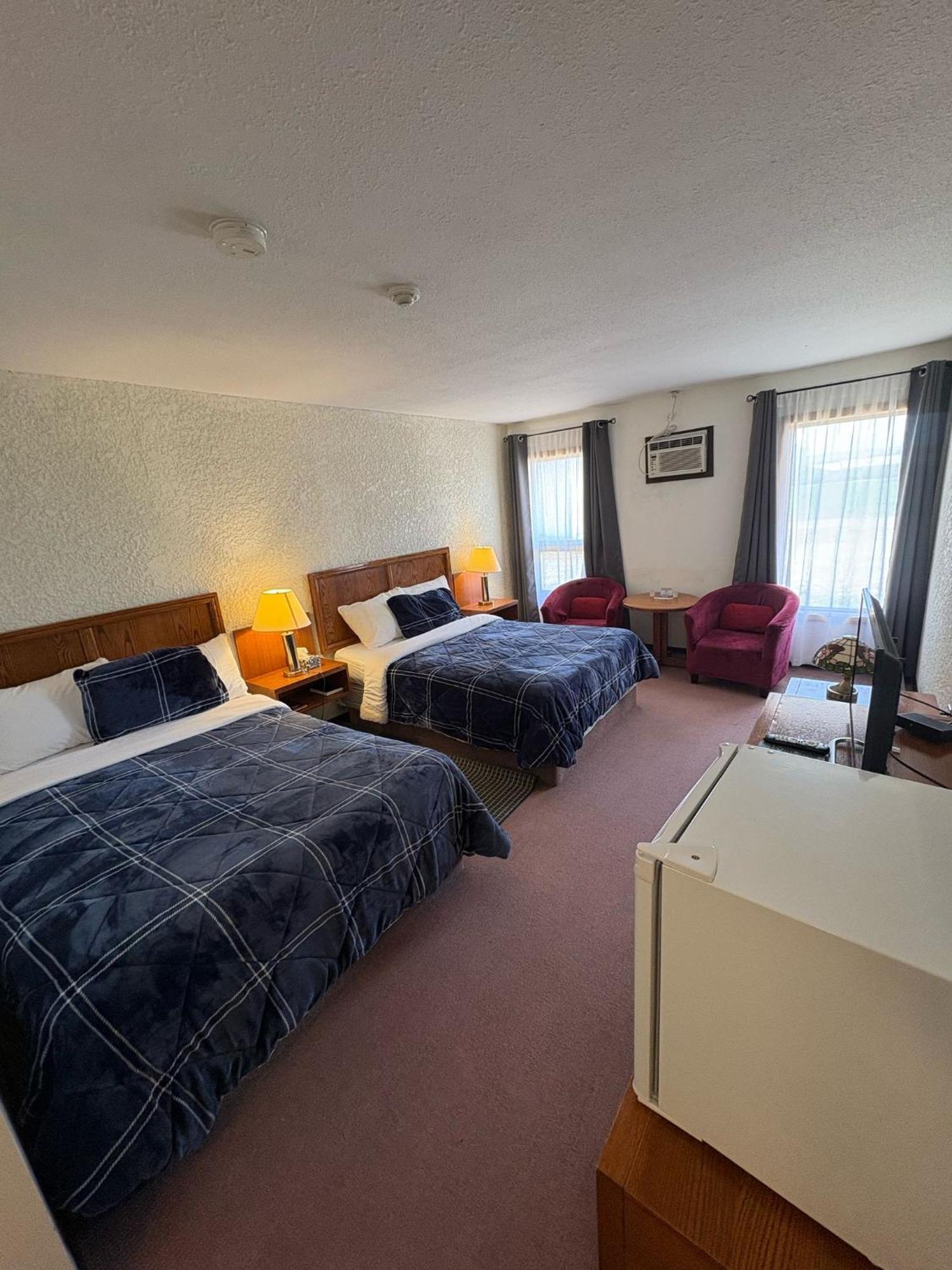 Maple Creek Motor Inn Exteriör bild