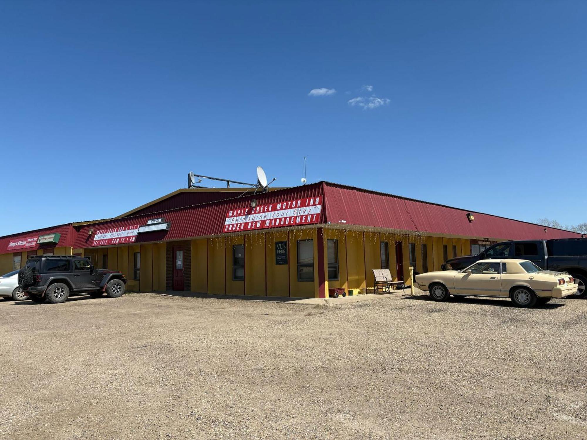 Maple Creek Motor Inn Exteriör bild