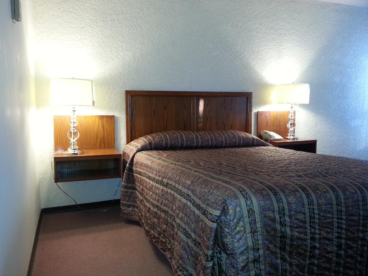 Maple Creek Motor Inn Exteriör bild