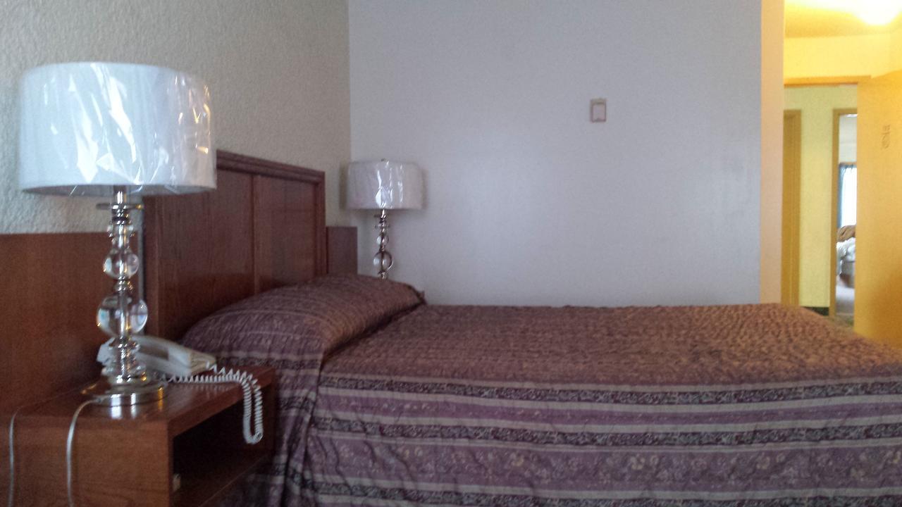 Maple Creek Motor Inn Exteriör bild