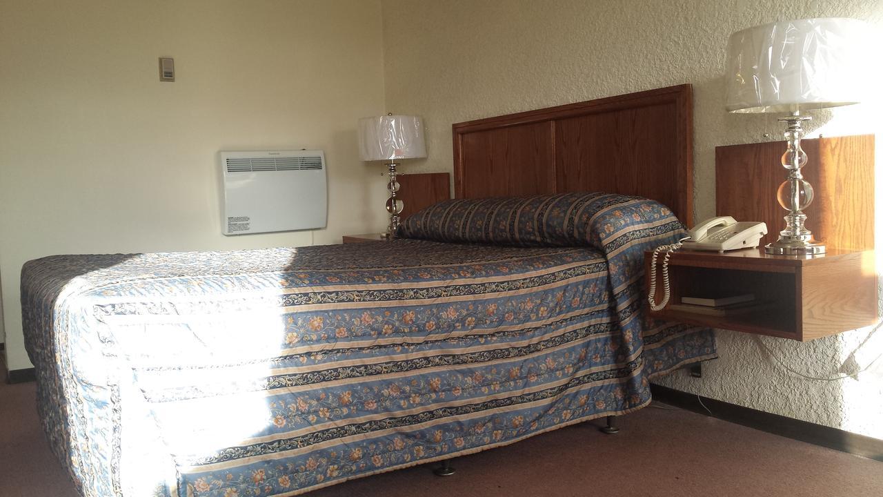 Maple Creek Motor Inn Exteriör bild